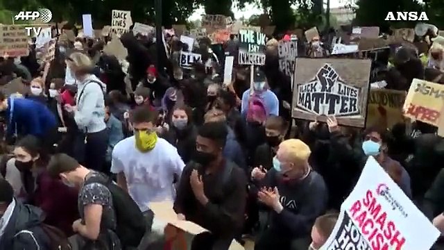 Londra, manifestazione contro il razzismo davanti all'ambasciata americana