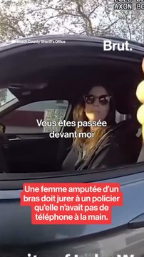 Une femme amputée d’un bras doit jurer à un policier qu'elle n'avait pas de téléphone à la main.