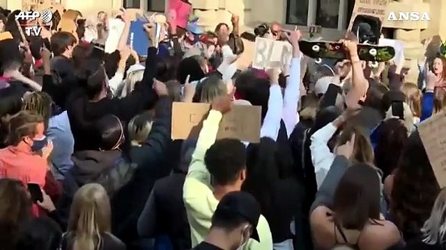 Floyd, a Oxford manifestanti contro i simboli del colonialismo