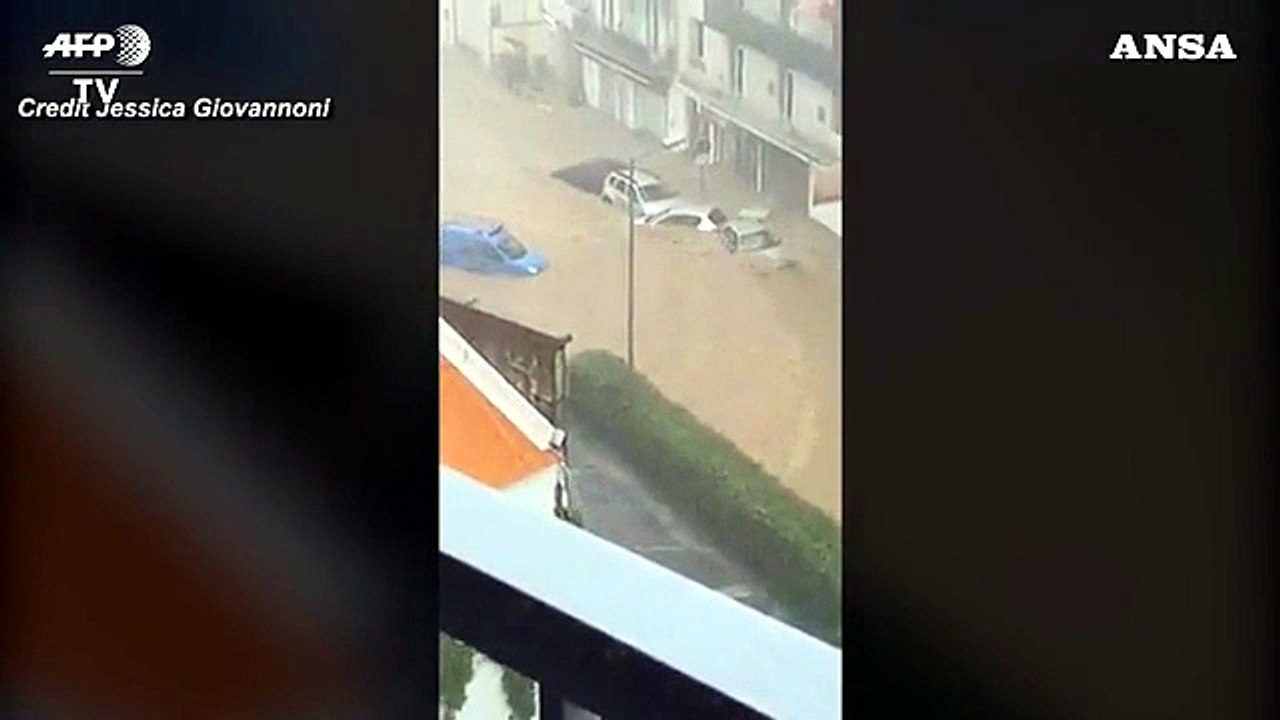 Forti piogge ad Ajaccio, le strade si trasformano in fiumi
