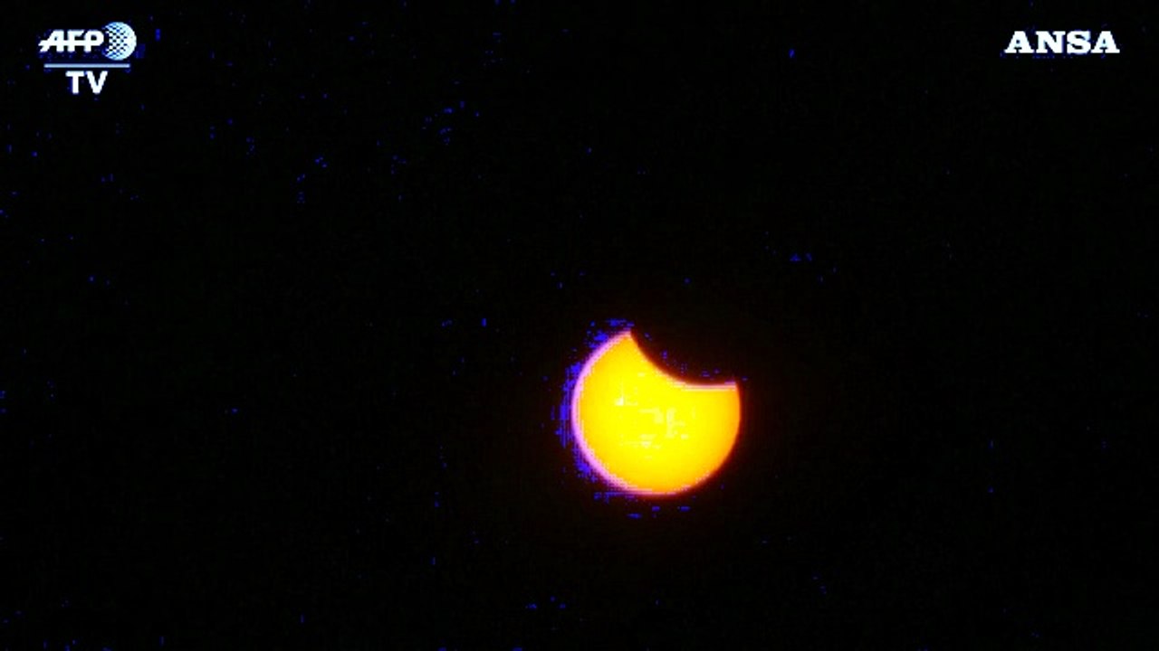 Lo spettacolo dell'eclissi parziale di sole a Nuova Delhi