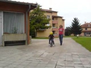 Vidéo hugo fait du vélo
