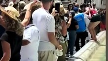Una turista se baña en la Fontana di Trevi para combatir el calor en Roma.