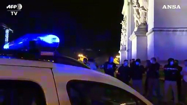 Parigi, la protesta della polizia contro il divieto di stretta al collo