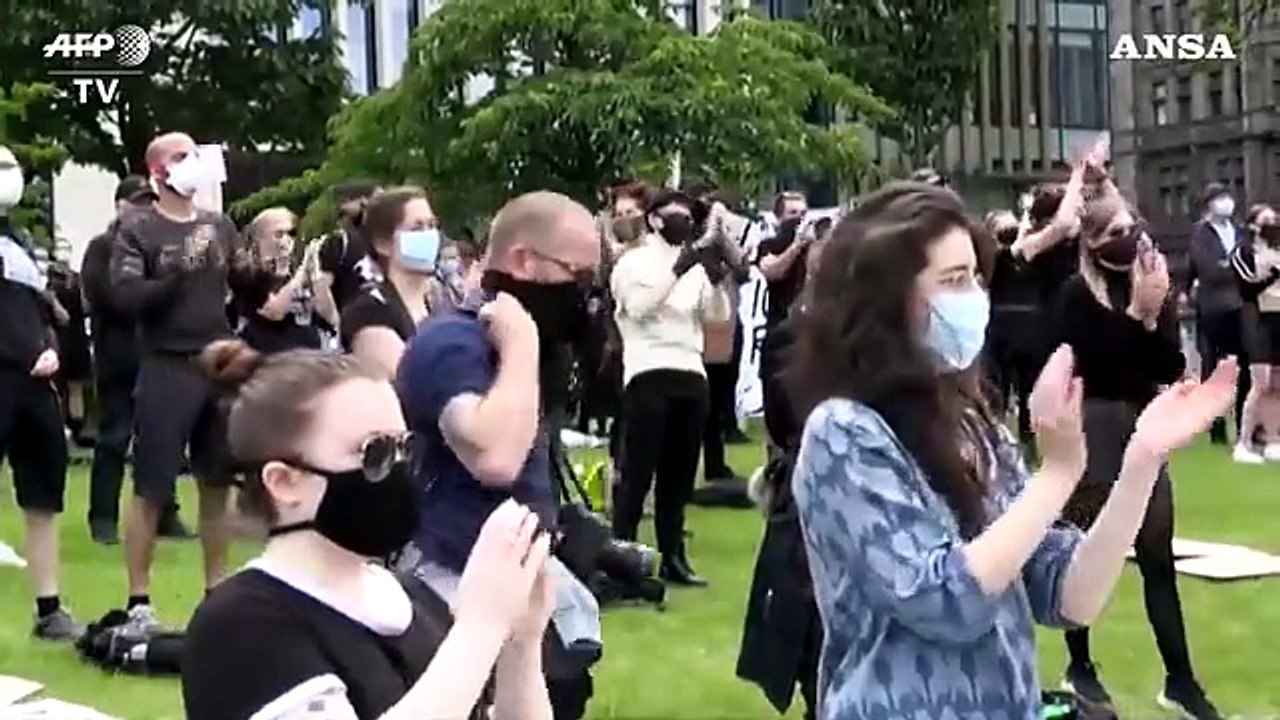 Edimburgo, manifestanti chiedono la distruzione di una statua