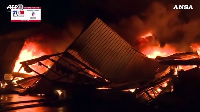 Francia, incendio distrugge magazzino nella zona industriale di Blanc-Mesnil