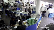 El momento en el que un camión se enganchó con los cables y causó un desastre