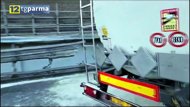 PRECIPITA DALLA CABINA DOPO LO SCHIANTO, 59ENNE MUORE SULL'A15 | PRECIPITA DALLA CABINA DOPO LO SCHIANTO, 59ENNE MUORE SULL'A15