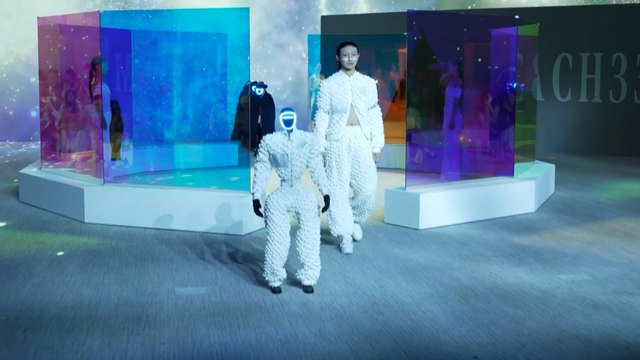 Robots y modelos humanas comparten pasarela de moda en Seúl