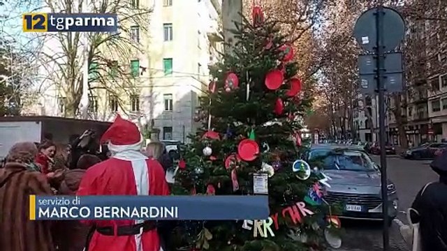VIA VERDI, ACCESO L'ALBERO DI NATALE ADDOBBATO DAI BAMBINI DELLE SCUOLE | VIA VERDI, ACCESO L'ALBERO DI NATALE ADDOBBATO DAI BAMBINI DELLE SCUOLE