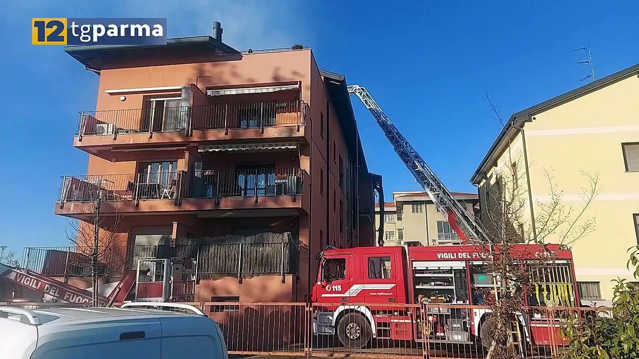 INCENDIO IN UNA PALAZZINA IN STRADA BAGANZOLA: DANNI INGENTI, FAMIGLIE EVACUATE | INCENDIO IN UNA PALAZZINA IN STRADA BAGANZOLA: DANNI INGENTI, FAMIGLIE EVACUATE