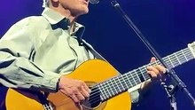 Caetano Veloso canta fado em concerto no Porto