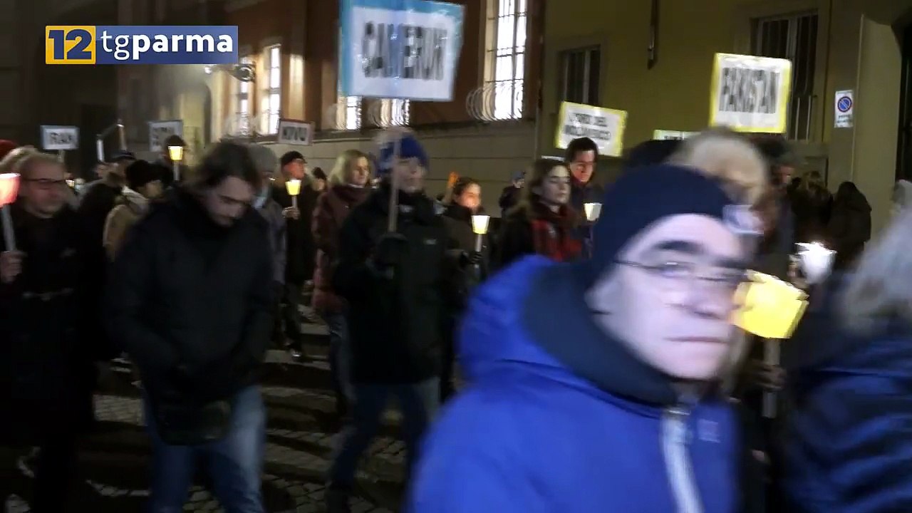SANT'EGIDIO, LA FIACCOLATA NELLE VIE DI PARMA PER DIRE NO ALLE GUERRE | SANT'EGIDIO, LA FIACCOLATA NELLE VIE DI PARMA PER DIRE NO ALLE GUERRE