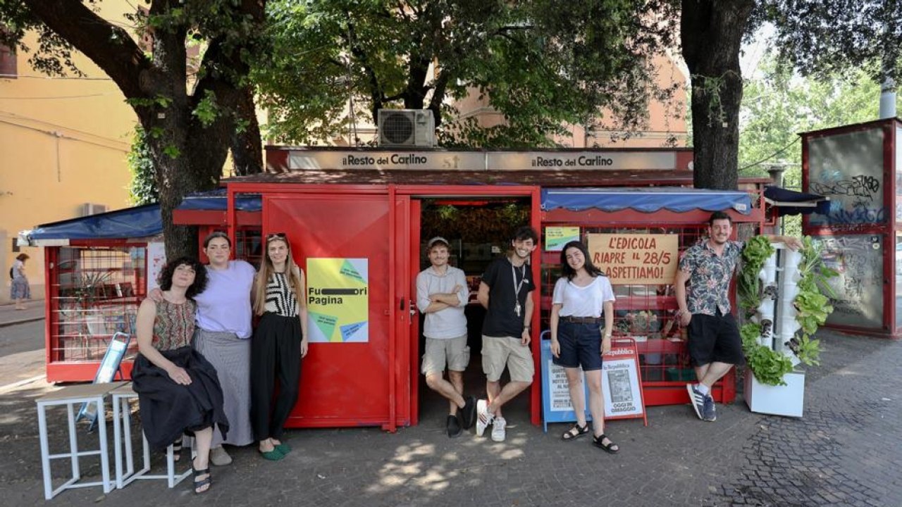 Bologna, il video dell'apertura della nuova edicola «Fuori pagina» che ha preso il posto di quella fondata da Daniele Carella