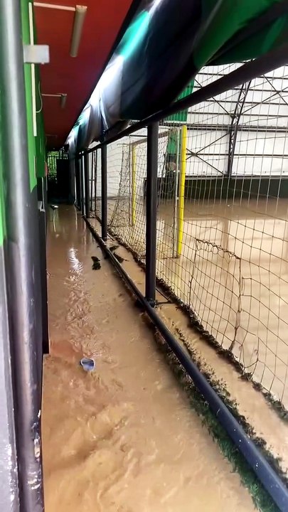 İzmit'te sağanak yağış sporu vurdu: Turgutspor tesisleri kullanılamaz hale geldi