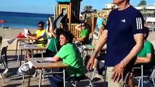 Huelga educativa- Pupitres en el paseo del Arenal de Xàbia (1)