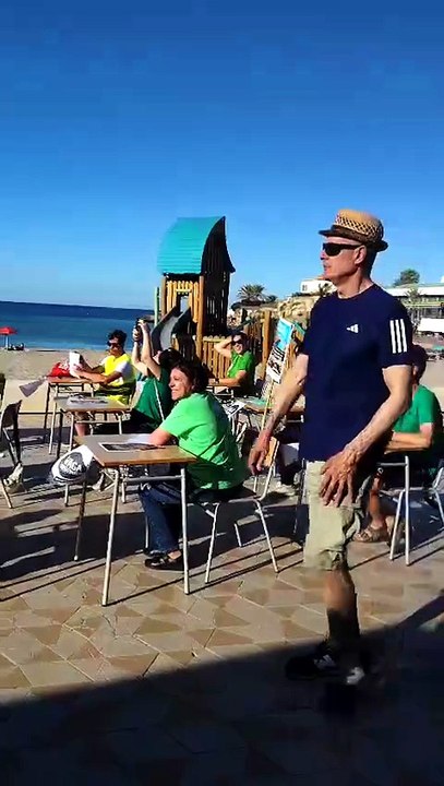 Huelga educativa- Pupitres en el paseo del Arenal de Xàbia (1)