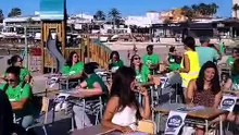 Huelga educativa- Pupitres en el paseo del Arenal de Xàbia (2)