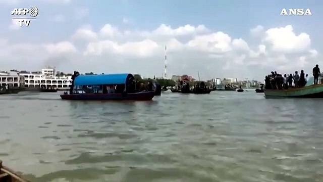 Bangladesh, scontro fra due traghetti sul fiume di Dacca: almeno 30 morti