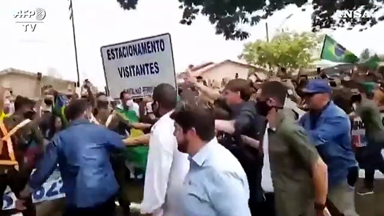 Brasile, bagno di folla (senza mascherina) per Bolsonaro