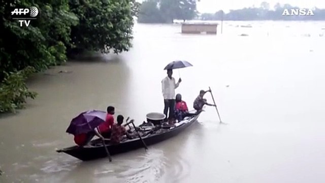 Inondazioni in India, abitanti costretti a lasciare le abitazioni