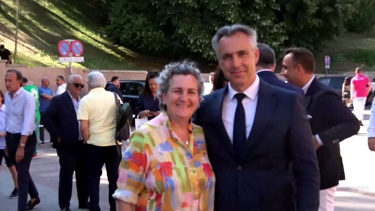 Carmen Lomana alaba el estilismo de Isabel Díaz Ayuso en Las Ventas