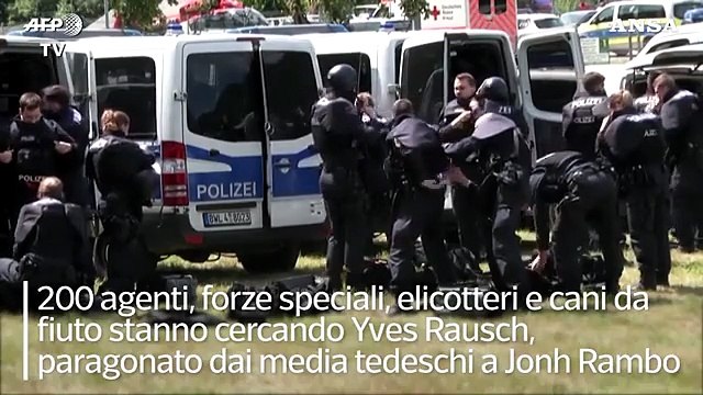 Disarma poliziotti e fugge nella Foresta nera
