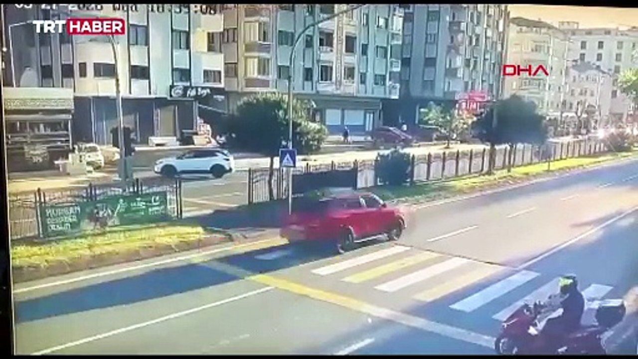 Trabzon'da otomobil, yaya geçidinden geçen motosiklete çarptı
