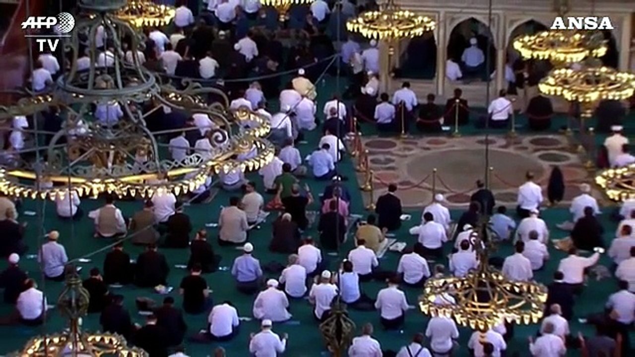 Folla a preghiera a Santa Sofia, Erdogan legge Corano