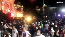 Ancora tensione in Serbia, tra scontri e contagi