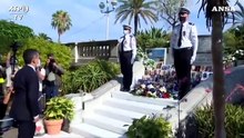 Francia, ministro dell'Interno depone corona per vittime attentato Nizza