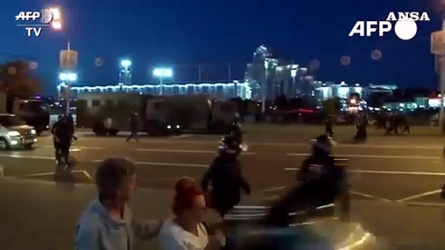 Seconda notte di proteste in Bielorussia, molotov contro la polizia