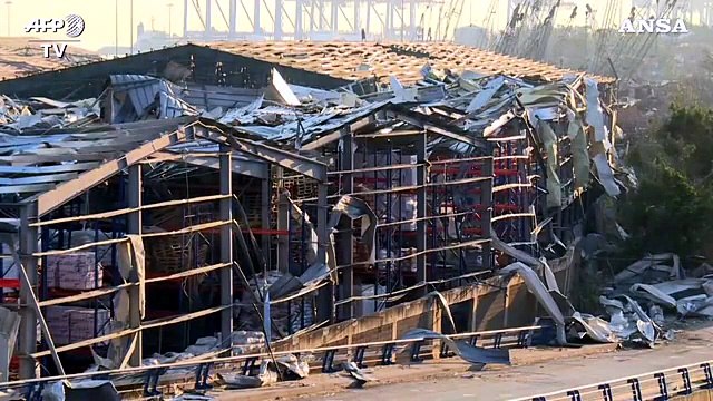 Beirut si risveglia dopo le esplosioni, edifici sventrati