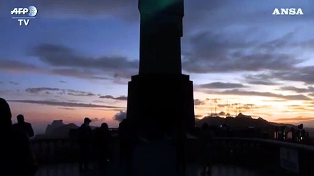 Rio de Janeiro, sul Cristo Redentore il tributo a medici e vittime del Covid