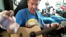 TUTORIEL ET PRATIQUE MUSICALE: LES ''PICKS'' ou ''MÉDIATORS'', VARIA FINGER PICKING GUITAR 🎸, EN 4 VIDÉOS D'ENFER ! JE PRÉSENTE LES POSSIBILITÉS TECHNIQUES ET PRATIQUES, DES MÉDIUMS POUR JOUER (GRATTER) SON INSTRUMENT. TOUT GENRE DE CONCEPTION DE MATIÈRE
