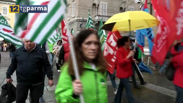 PRIMO MAGGIO, CORTEO PER LE VIE DEL CENTRO E DIBATTITO IN PIAZZA GARIBALDI | PRIMO MAGGIO, CORTEO PER LE VIE DEL CENTRO E DIBATTITO IN PIAZZA GARIBALDI