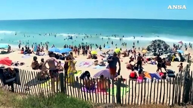 Francia, spiagge prese d'assalto: bagnanti non rispettano distanziamento