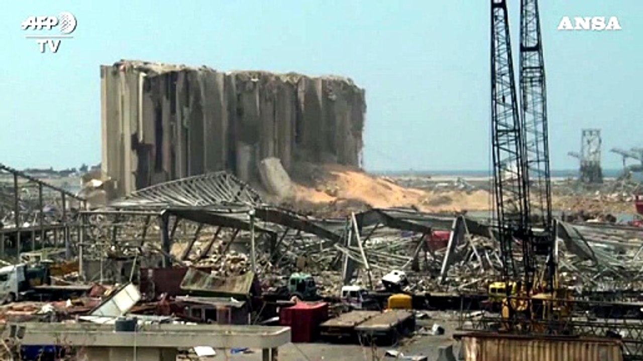 Beirut, bulldozer al lavoro per rimuovere i detriti dal porto