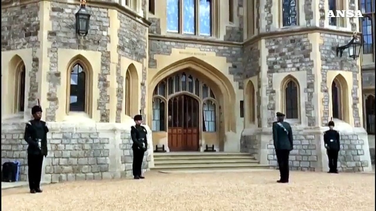 Gb, Filippo ricompare in pubblico: passa consegne a Camilla