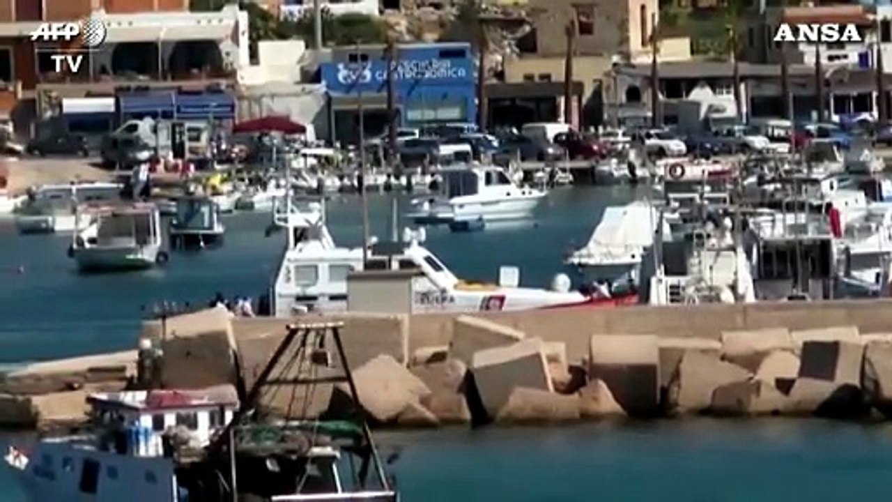 Migranti, non si arresta l'arrivo di barche a Lampedusa