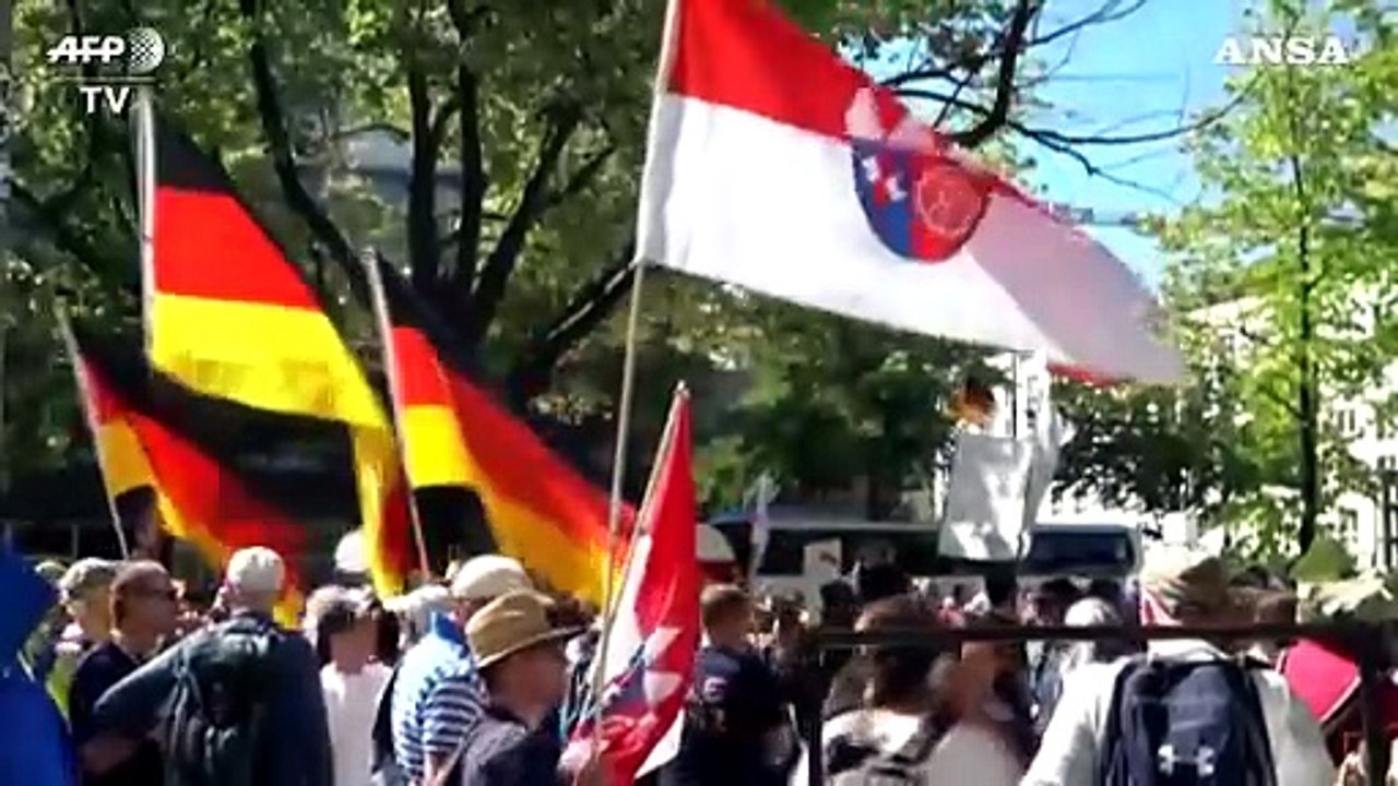 Berlino: migliaia in piazza contro le misure anti Covid