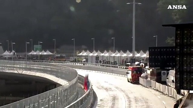 Genova, l'arcobaleno abbraccia Ponte San Giorgio