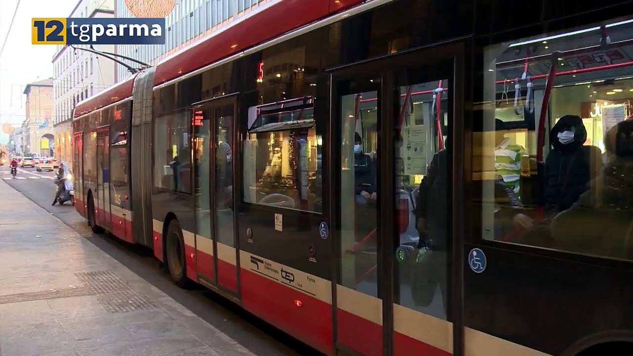 SUL BUS RUBA IL CELLULARE AD UN PASSEGGERO, 30E...