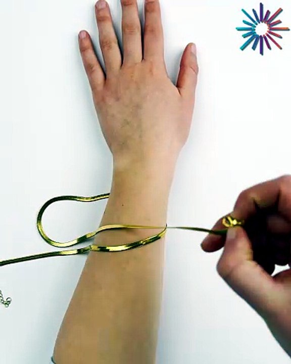 Put on your bracelet without help 👌