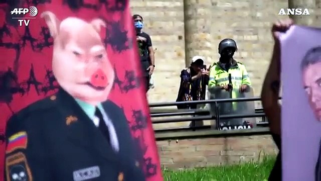 Colombia, migliaia in marcia contro la violenza della polizia