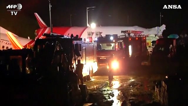 Incidente aereo in India, le immagini dei soccorsi