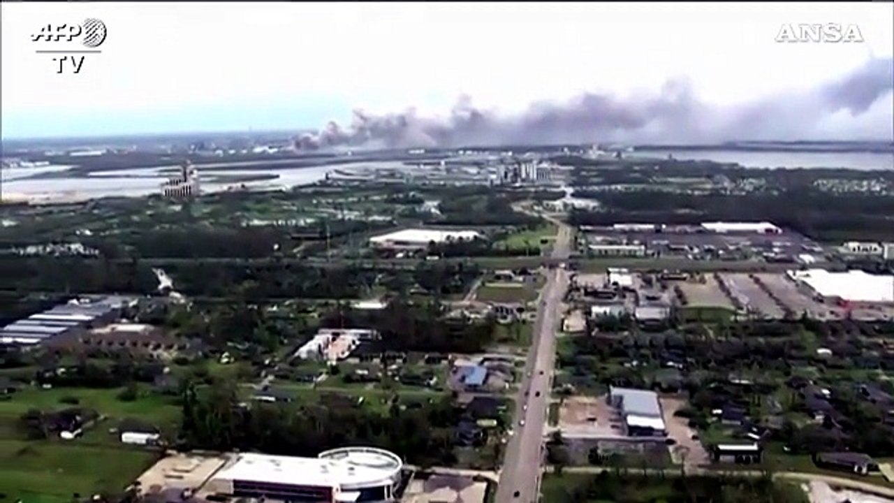 Louisiana, impianto chimico in fiamme: si alza una densa colonna di fumo