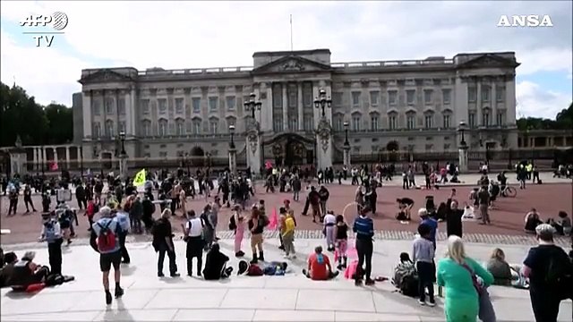 Londra, attivisti per il clima protestano davanti a Buckingham Palace