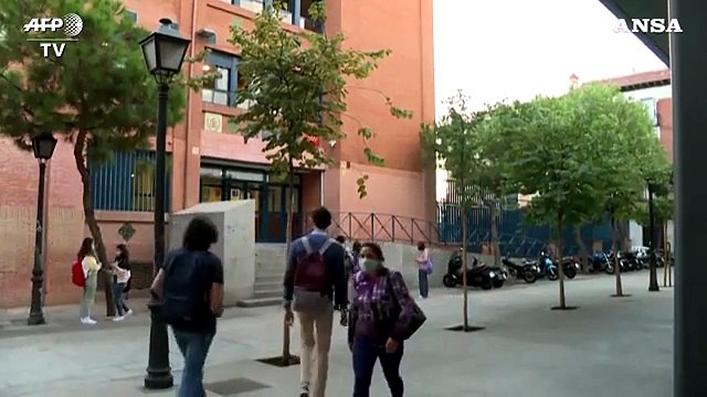 Covid, a Madrid riaperte le scuole superiori