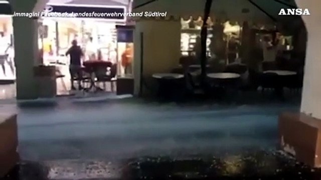 Forte maltempo in Alto Adige: le strade di Merano come fiumi in piena